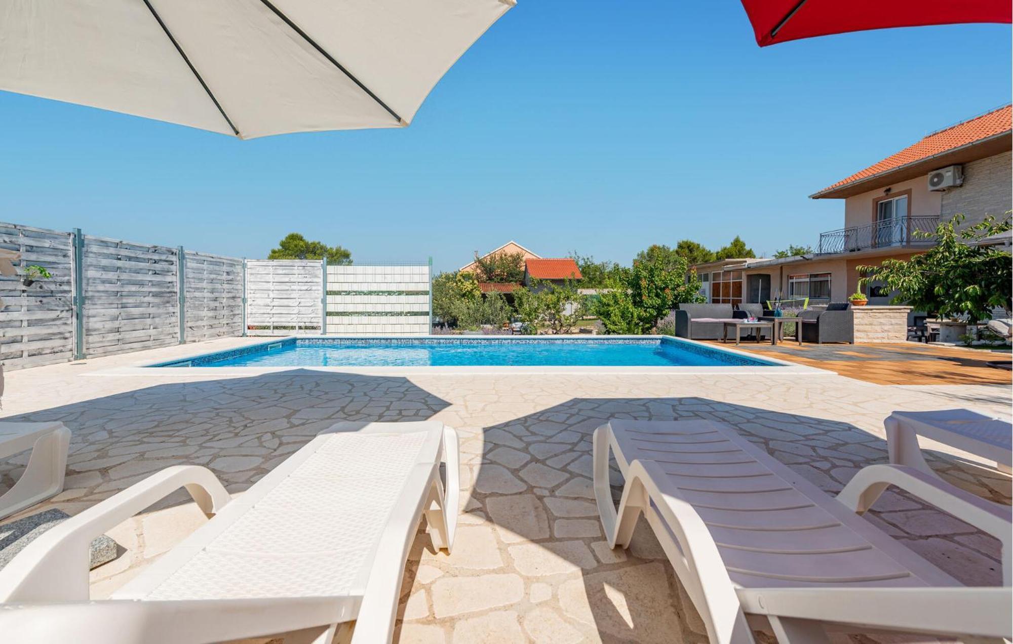 Amazing Home In Lisicic With Outdoor Swimming Pool Lisicici Esterno foto